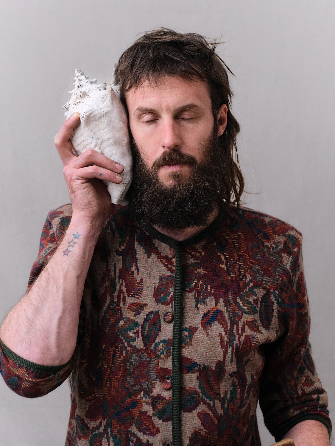 Portrait of artist Thomas Schrenk holding a shell by Vienna-based photographer Sandra Schwaiger – photography by Sandra Schwaiger